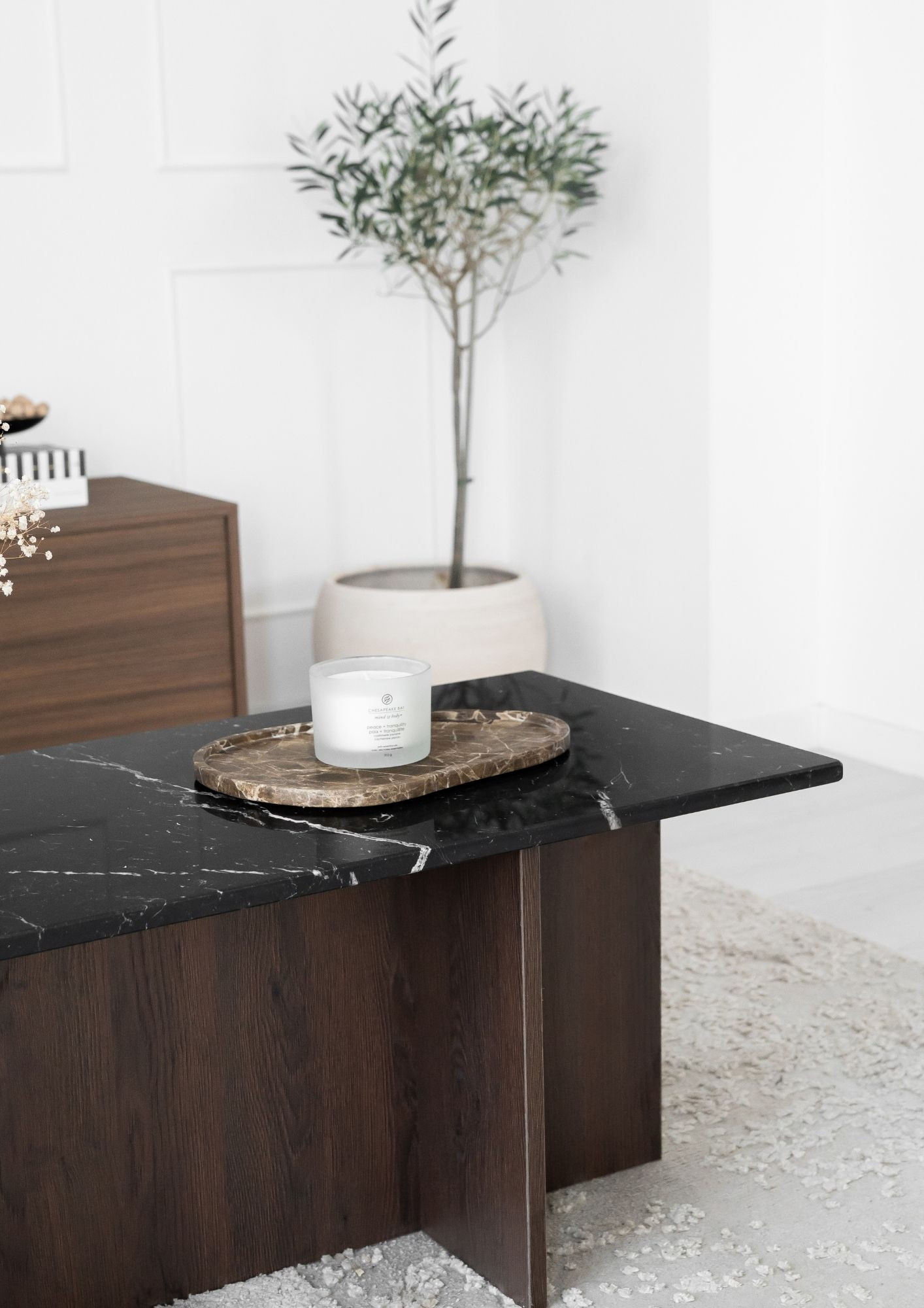 Designerski stolik do salonu – spiek Nero Marquina i płyta meblowa w ciemnym wybarwieniu Designerski stolik do salonu – spiek Nero Marquina i płyta meblowa w ciemnym wybarwieniu