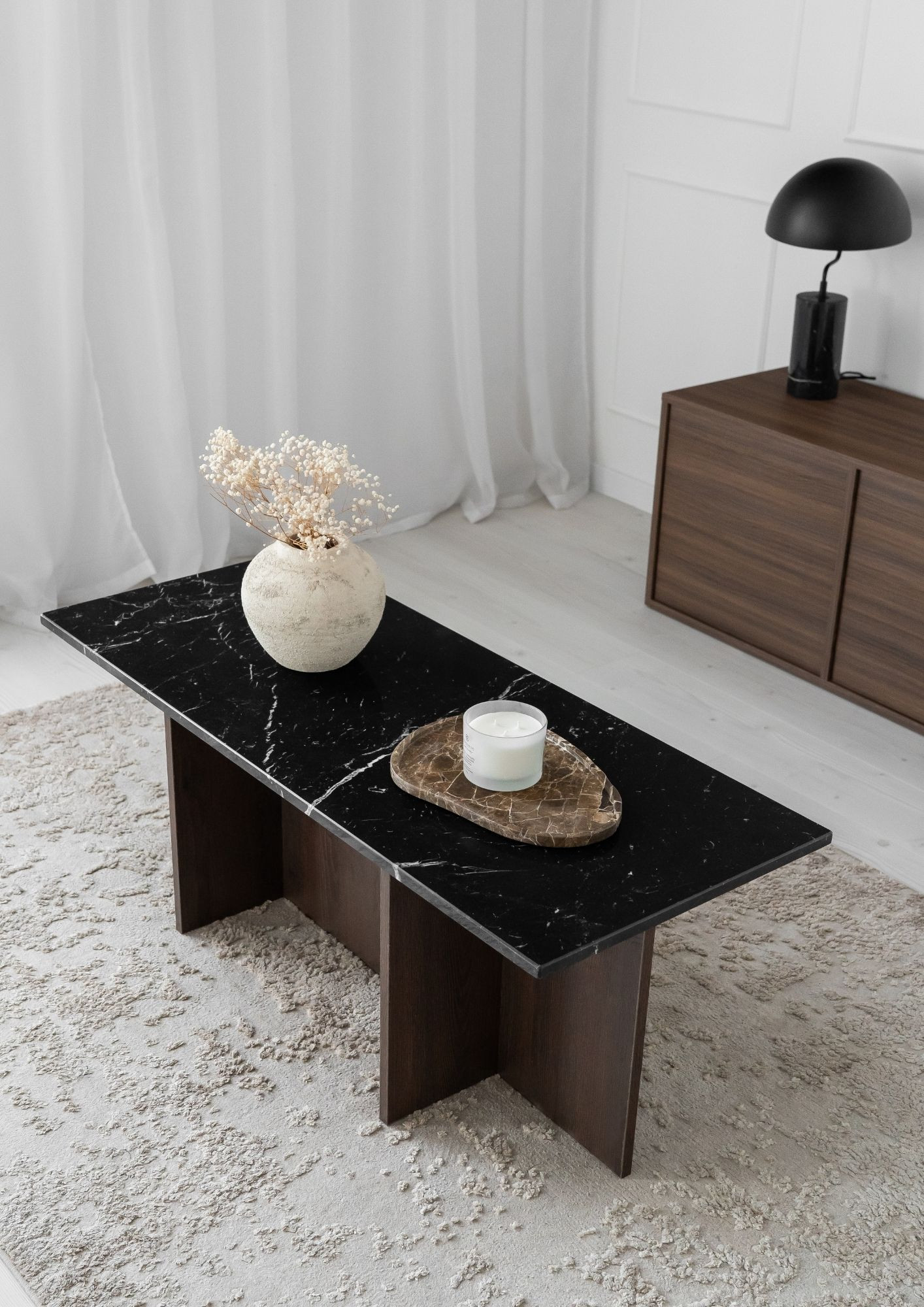 Stolik SOREN z czarnym blatem ze spieku Nero Marquina i ciemną podstawą Stolik SOREN z czarnym blatem ze spieku Nero Marquina i ciemną podstawą