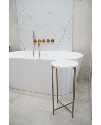 Okrągły stolik pomocniczy YASMINE GOLD z białym blatem i złotymi nogami