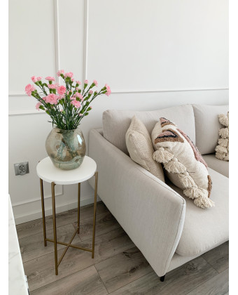 Okrągły stolik pomocniczy YASMINE GOLD z białym blatem i złotymi nogami