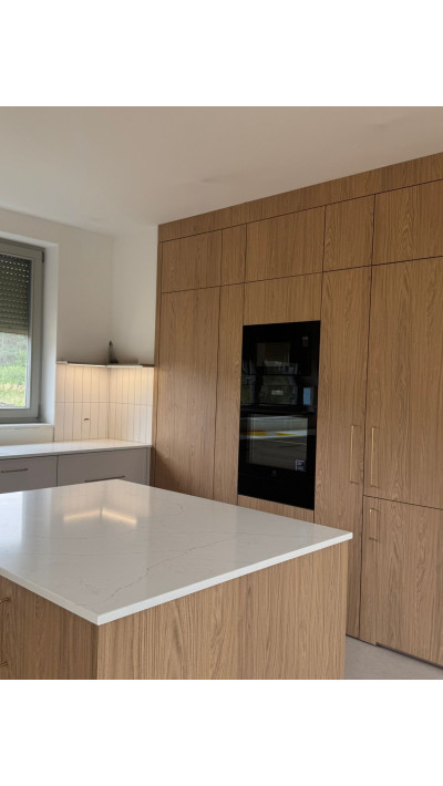 Elegancka kuchnia z kaszmirowymi frontami i wysoką zabudową do sufitu Elegancka kuchnia z kaszmirowymi frontami i wysoką zabudową do sufitu