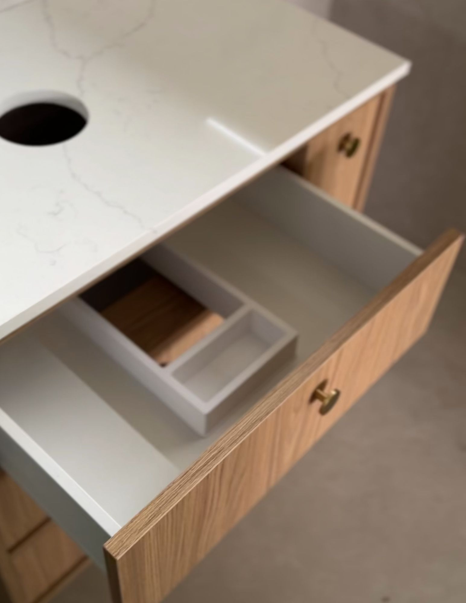 Mebel łazienkowy na wymiar w dekorze Casella Naturalny z eleganckim blatem kamiennym Mebel łazienkowy na wymiar w dekorze Casella Naturalny z eleganckim blatem kamiennym