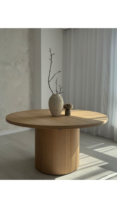 Designerski stół okrągły w stylu japandi z naturalnym wykończeniem dębowym