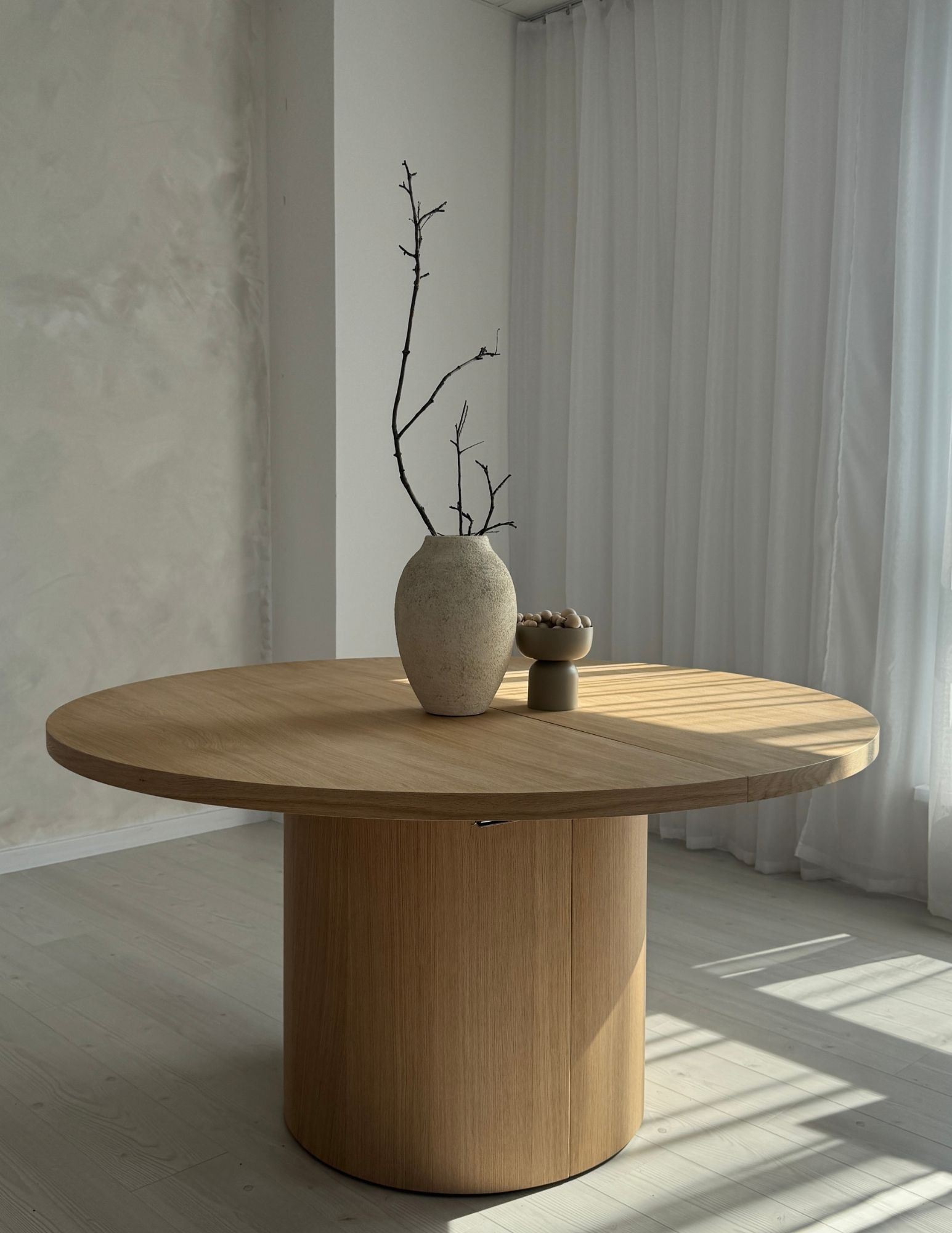Designerski stół okrągły w stylu japandi z naturalnym wykończeniem dębowym