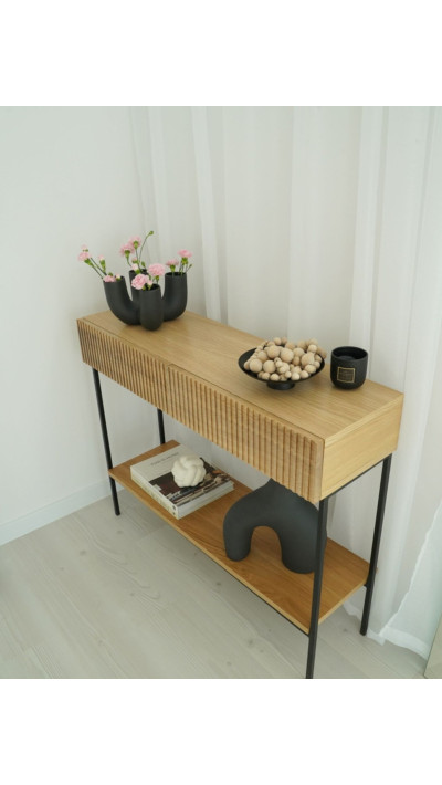Konsola do przedpokoju SUSAN – minimalistyczna forma, ryflowany front