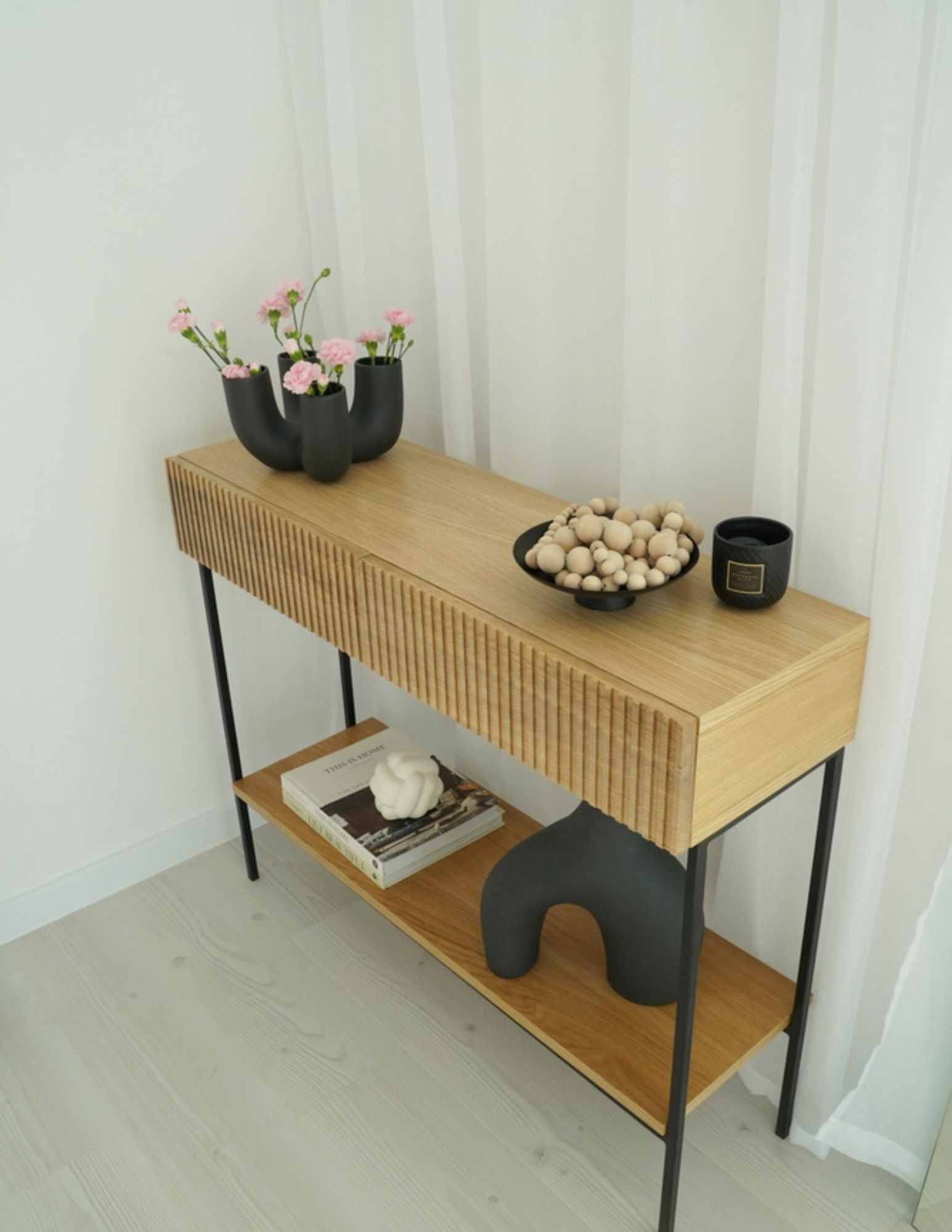 Konsola do przedpokoju SUSAN – minimalistyczna forma, ryflowany front