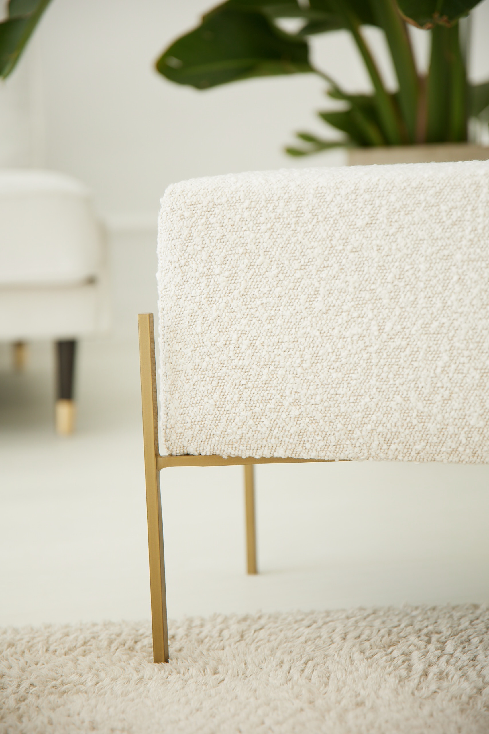 Puf BROOKE BOUCLE GOLD z boucle i złotą podstawą | Elegancja i wygoda