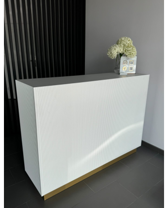 Ryflowana lada recepcyjna do salonu beauty – nowoczesna recepcja kosmetyczna w eleganckim stylu. Ryflowana lada recepcyjna do salonu beauty – nowoczesna recepcja kosmetyczna w eleganckim stylu.