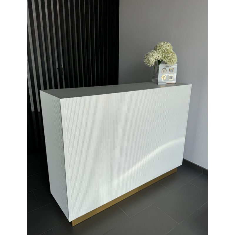 Stylowa recepcja do salonu – meble recepcyjne z ryflowanym frontem w kolorze beżowym i złotym detalem. Stylowa recepcja do salonu – meble recepcyjne z ryflowanym frontem w kolorze beżowym i złotym detalem.