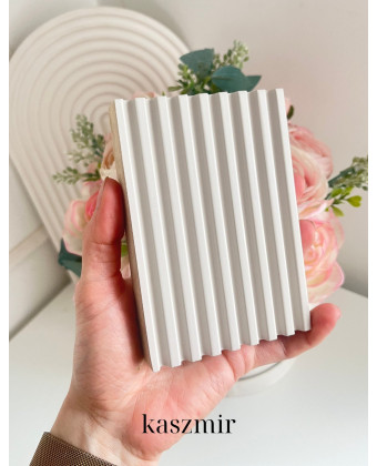 Ryflowana lada recepcyjna do salonu beauty – nowoczesna recepcja kosmetyczna w eleganckim stylu. Ryflowana lada recepcyjna do salonu beauty – nowoczesna recepcja kosmetyczna w eleganckim stylu.