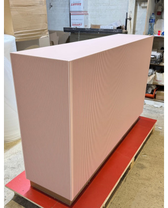 Ryflowana lada recepcyjna do salonu beauty – nowoczesna recepcja kosmetyczna w eleganckim stylu. Ryflowana lada recepcyjna do salonu beauty – nowoczesna recepcja kosmetyczna w eleganckim stylu.