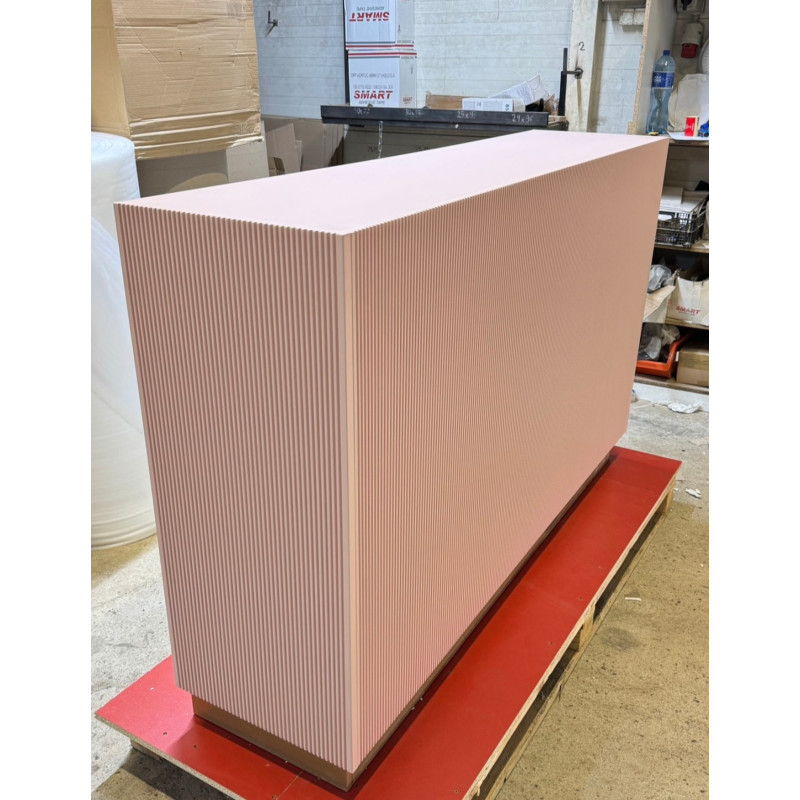 Elegancka ryflowana lada recepcyjna – nowoczesna recepcja do salonu kosmetycznego, fryzjerskiego lub barberskiego. Elegancka ryflowana lada recepcyjna – nowoczesna recepcja do salonu kosmetycznego, fryzjerskiego lub barberskiego.