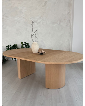 Nowoczesny stół jadalniany w kolorze naturalnego dębu z funkcją rozkładania