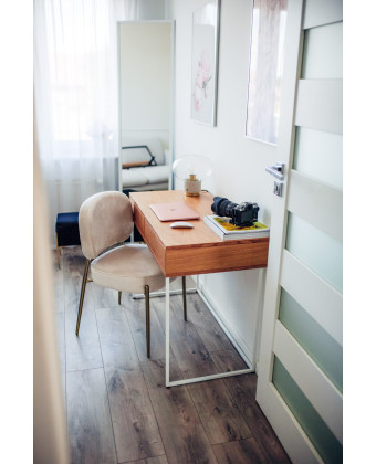 Nowoczesne biurko GLADYS z dębowym blatem i białymi metalowymi nogami