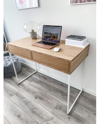 Nowoczesne biurko GLADYS z dębowym blatem i białymi metalowymi nogami