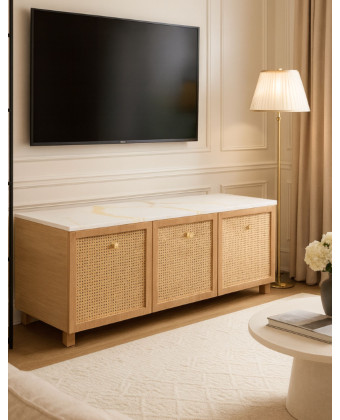 Beżowa szafka RTV z ryflowanymi frontami i blatem ze spieku | Dębowa komoda do salonu