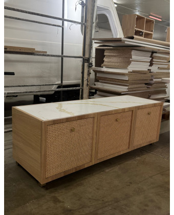 Beżowa szafka RTV z ryflowanymi frontami i blatem ze spieku | Dębowa komoda do salonu