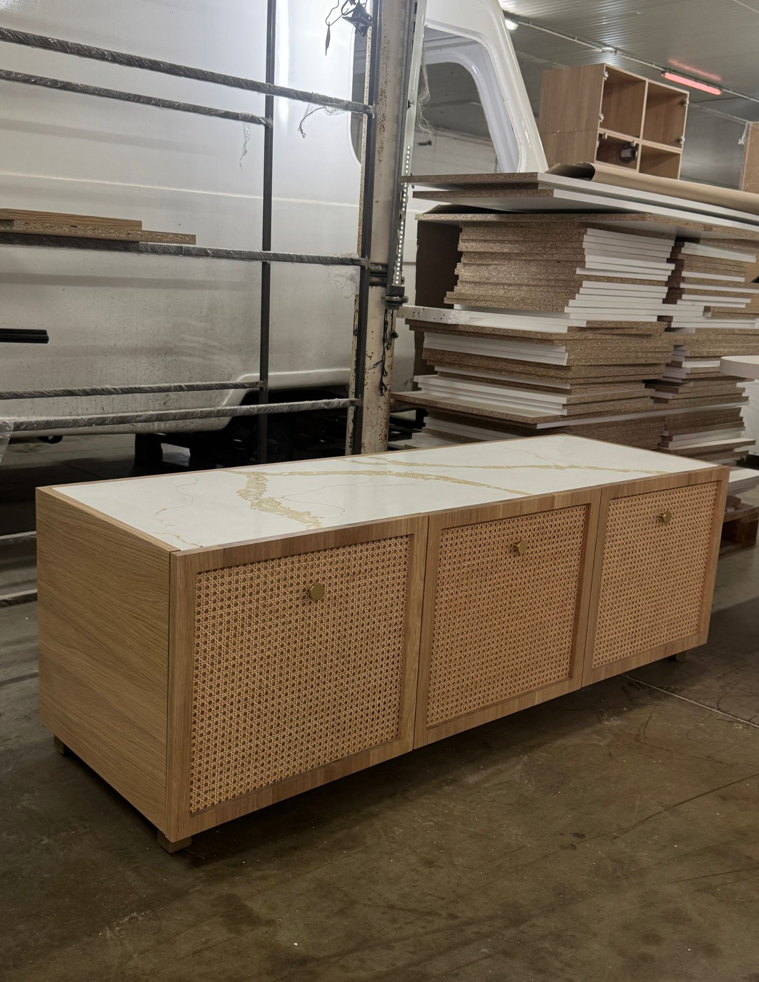 komoda RTV drewniana rattan fronty naturalna do salonu