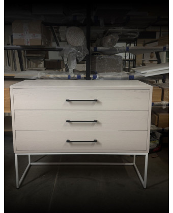 Beżowa komoda z forniru dębowego na metalowych nogach z trzema szufladami