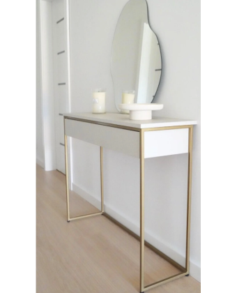 Nowoczesna kaszmirowa konsola na złotych nogach | Minimalistyczna konsola do salonu i sypialni