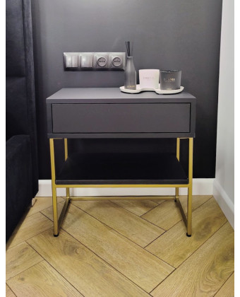 Szafka nocna CAMERON GOLD z półką i szufladą | Biały połysk i złote nogi