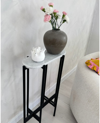 Złota konsola TRIXA z eliptycznym blatem z marmuru | Styl glamour i lekkość