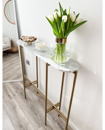 Złota konsola TRIXA z eliptycznym blatem z marmuru | Styl glamour i lekkość