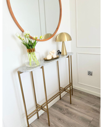 Złota konsola TRIXA z eliptycznym blatem z marmuru | Styl glamour i lekkość