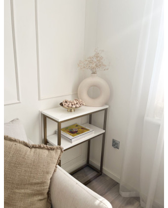 Nowoczesna biała konsola przyścienna z półką | Konsola biało-złota do salonu i przedpokoju