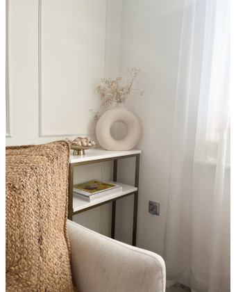 Nowoczesna biała konsola przyścienna z półką | Konsola biało-złota do salonu i przedpokoju