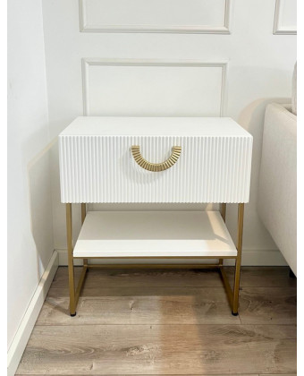 ALISSON - szafka nocna z ryflowanym frontem na złotych nogach z półką