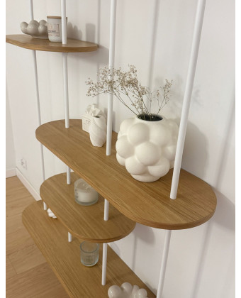 Regał rozporowy z jasnego drewna, ażurowy regał loftowy  z półkami. idealny jako regał do salonu lub regał na książki