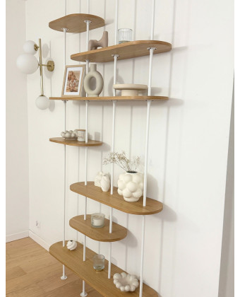 Regał rozporowy z jasnego drewna, ażurowy regał loftowy  z półkami. idealny jako regał do salonu lub regał na książki