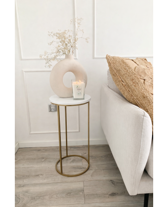 Stwórz stylowe i nowoczesne wnętrza ze stolikiem pomocniczym.