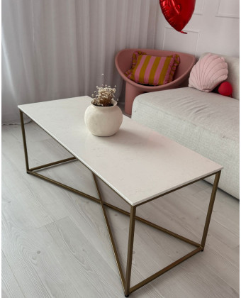 stolik kawowy z kamiennym blatem złoty stolik kawowy glamour do salonu