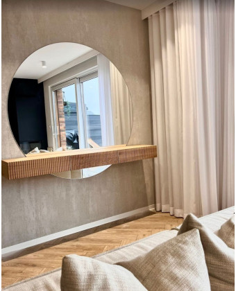 PIA - podwieszana konsola ścienna w stylu skandynawski z ryflowanymi frontami