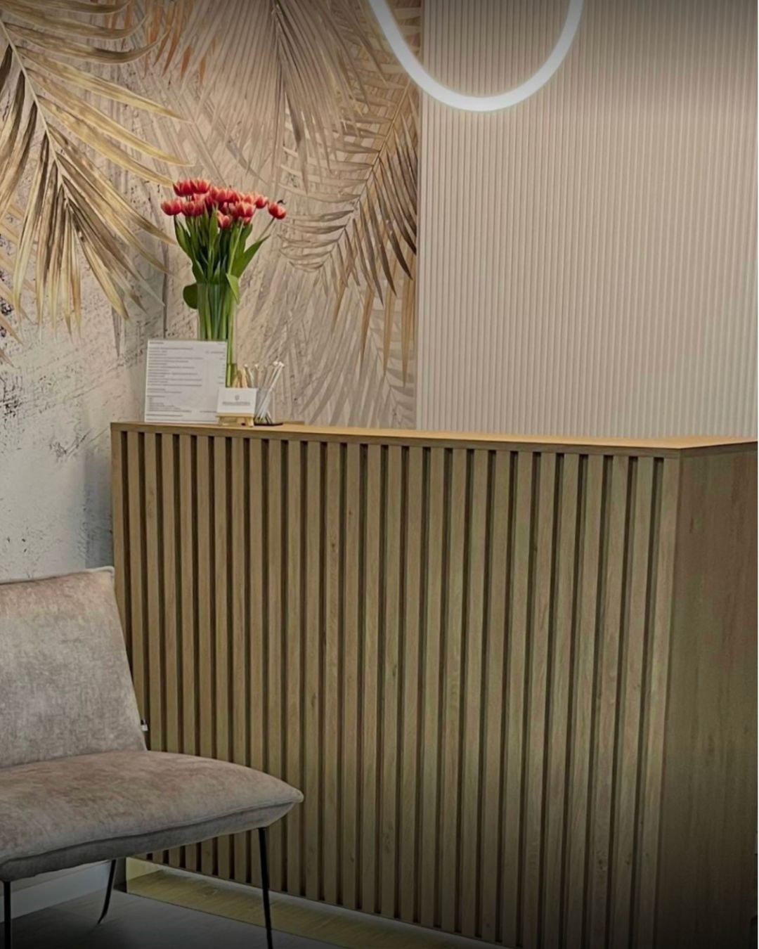 recepcja ryflowana ASHER lada recepcyjna premium do salonu kosmetycznego i fryzjerskiego