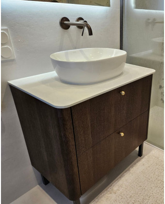 Szafka łazienkowa ZURE z forniru dębowego bejcowanego z dwiema szufladami i umywalką nablatową