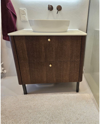 Szafka łazienkowa ZURE z forniru dębowego bejcowanego z dwiema szufladami i umywalką nablatową