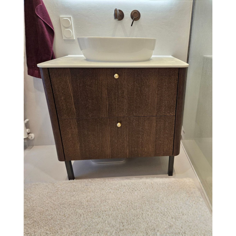 Nowoczesna szafka pod umywalkę ZURE dąb bejcowany na czarnych nogach ze złotymi uchwytami Nowoczesna szafka pod umywalkę ZURE dąb bejcowany na czarnych nogach ze złotymi uchwytami