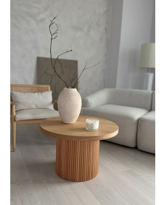 Okrągły stolik kawowy NIKKI WOOD z ryflowaną podstawą w naturalnym wybarwieniu drewna