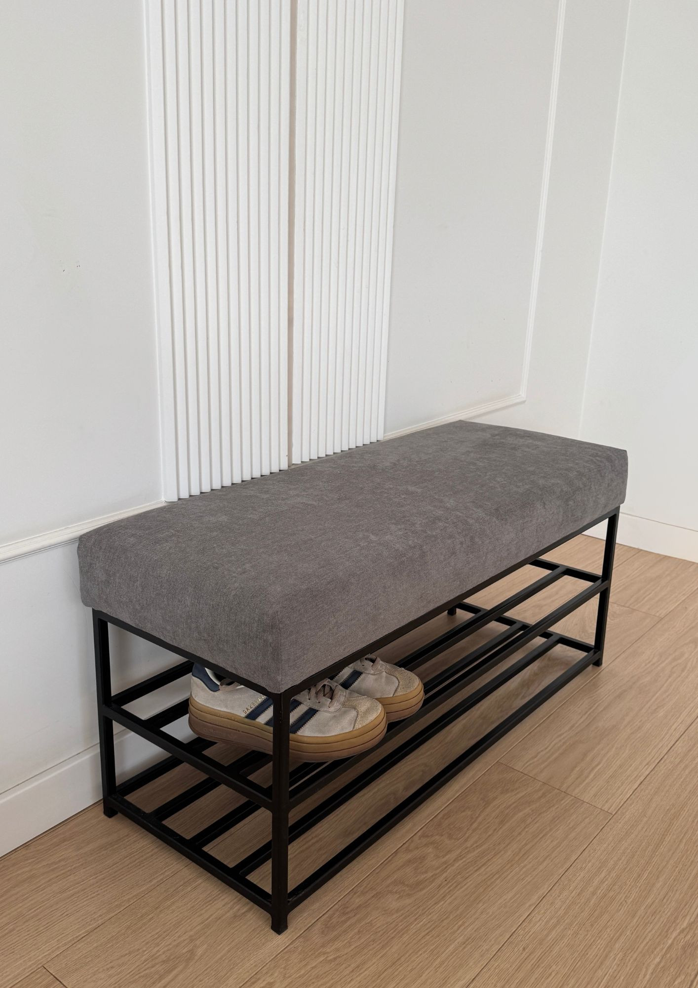 Ławka do przedpokoju z półką na buty – tapicerowana ławka metalowa Ławka do przedpokoju z półką na buty – tapicerowana ławka metalowa