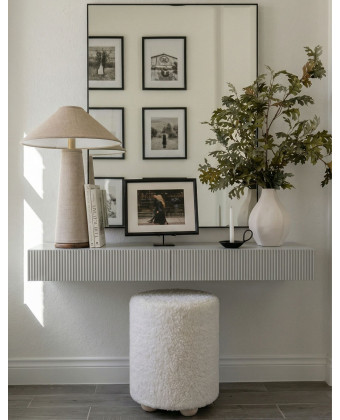 Nowoczesna konsola wisząca ryflowana – wąska konsola do przedpokoju z szufladami w stylu japandi