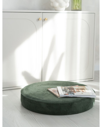 Puf tapicerowany w kolorze zielonym z prążkowanego weluru – okrągłe siedzisko do salonu lub sypialni