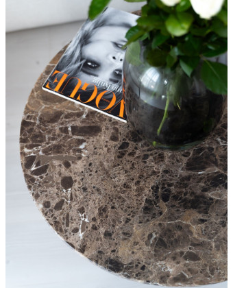 Czekoladowy okrągły stolik kawowy z marmurowym blatem i podstawą do salonu