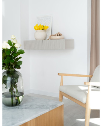 Nowoczesna konsola wisząca ryflowana – wąska konsola do przedpokoju z szufladami w stylu japandi