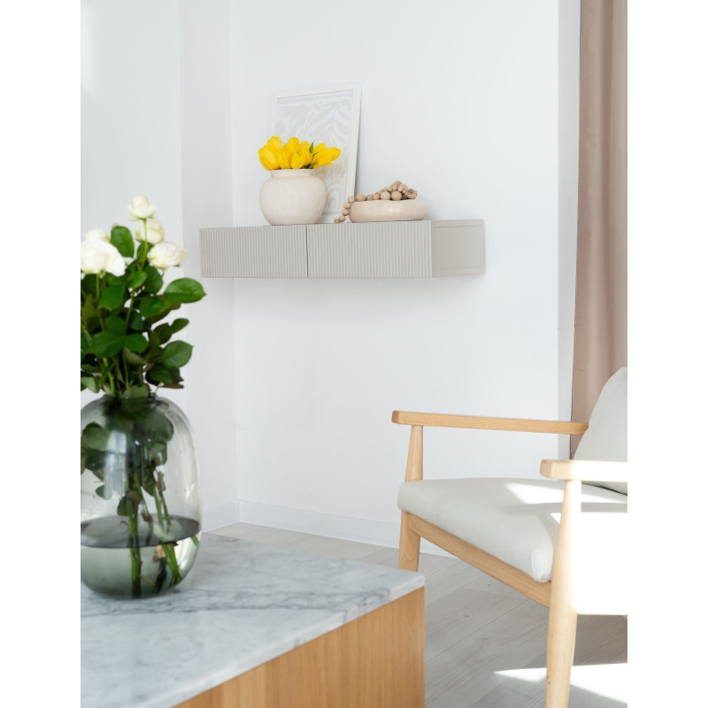 Konsola wisząca do przedpokoju – nowoczesna konsola ryflowana jako toaletka lub stolik konsolowy