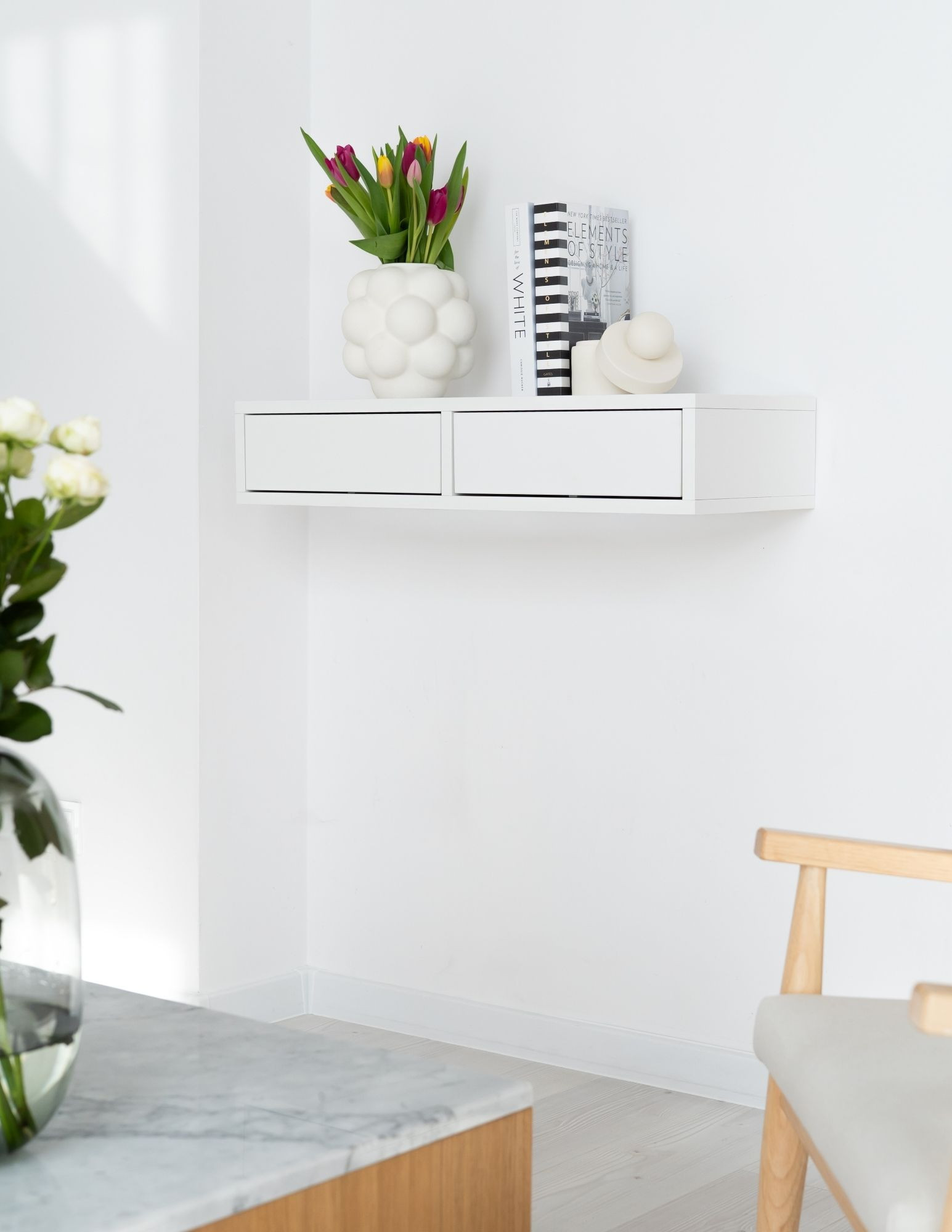 Minimalistyczna konsola wisząca – nowoczesna konsola do salonu i korytarza