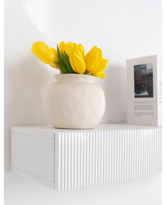 Szafka nocna Miley ryflowana biała mat – wiszący stolik nocny do sypialni