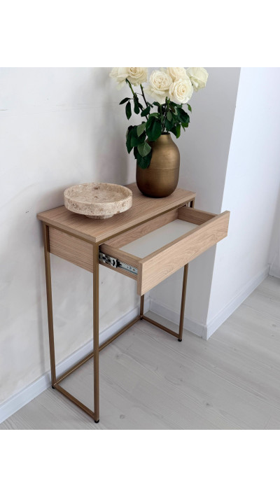 minimalistyczna konsola drewniana na metalowych nogach